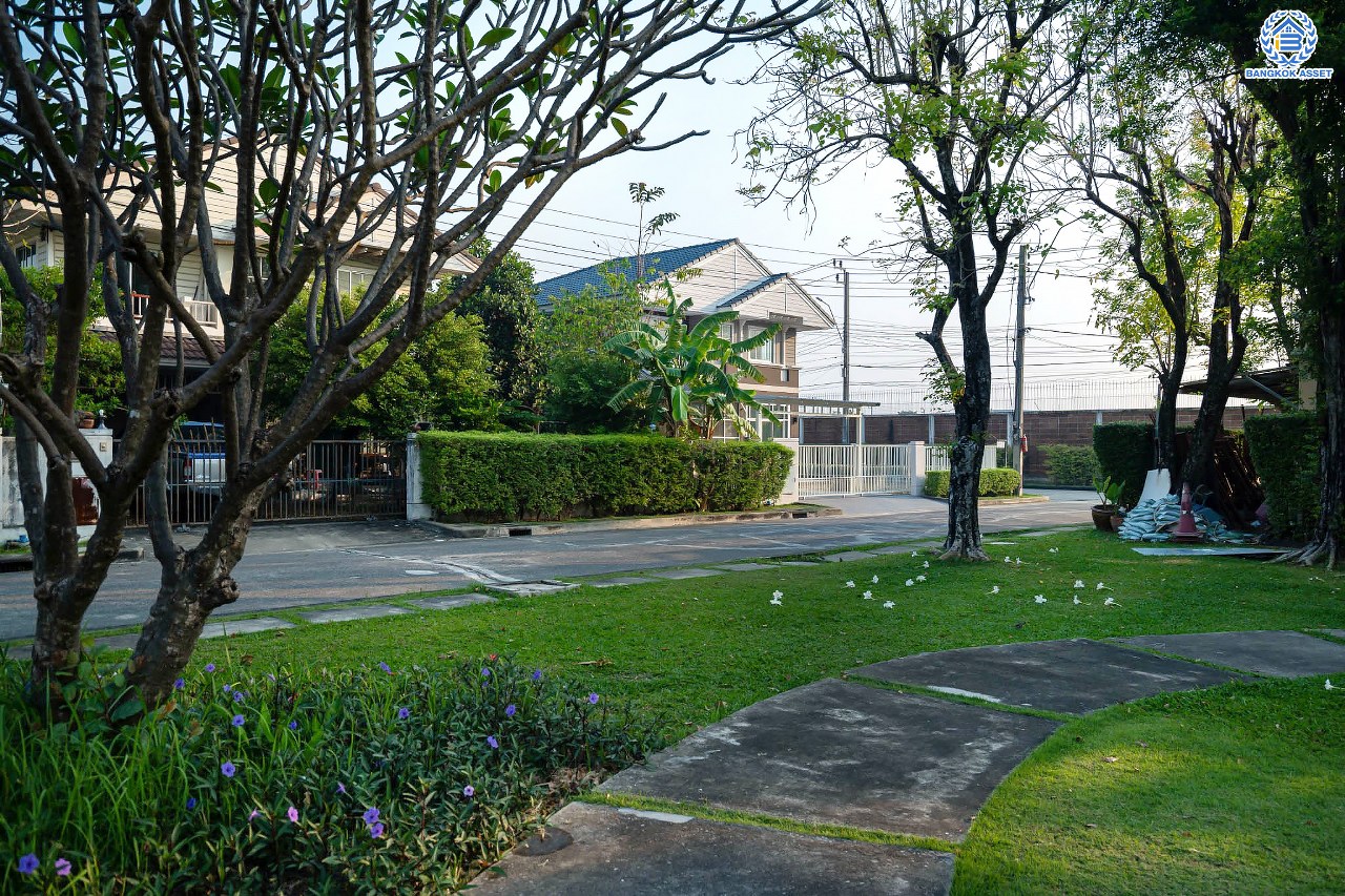 บ้านมือสองตกแต่งใหม่ โครงการ ชัยพฤกษ์ เพชรเกษม81 หลังมุม แบรนด์ Land&Houses พร้อมรองรับทุกความสุข บนเนื้อที่ 63.3 ตร.ว. ฟังก์ชัน 3 ห้องนอน 3 ห้องน้ำ 1 ห้องอเนกประสงค์ 2 ที่จอดรถ ทำเลเดินทางสะดวก เชื่อมต่อถนนเพชรเกษม ถนนมาเจริญ และใกล้ทางด่วน "เพชรเกษม"